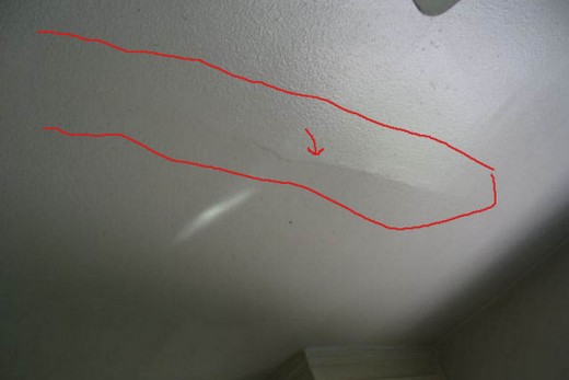 Видишь трещину. Трещины на потолке. Трещина в потолке квартиры. Трещина на потолке в панельном доме. Трещины на гипсокартоне.