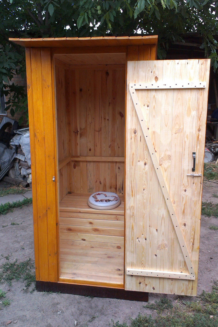 Уличный туалет своими руками из дерева. Туалет для дачи. Туалет дачный. Деревянный туалет. Туалет дачный деревянный.