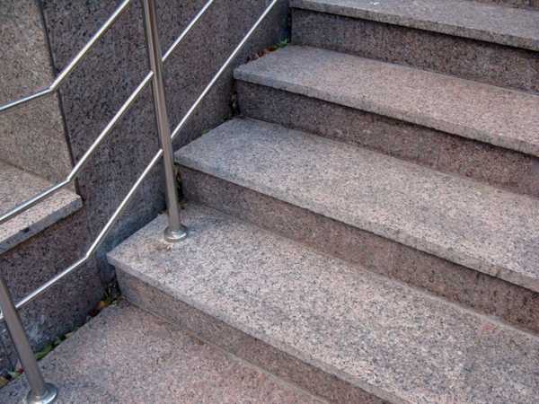 Правила выбора гранитных ступеней для лестниц